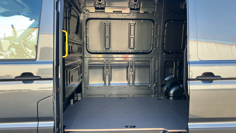 Volkswagen Crafter Cr35 Mwb Diesel Fwd 2.0 TDI 140PS Commerce Plus High Roof Van